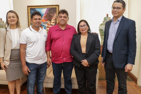 “O coletivo precisa sobrepor-se ao individual”, diz Paula Azevedo após reunião com Carlos Brandão para discutir demandas administrativas em Paço do Lumiar.          _O encontro teve como intuito alinhar benfeitorias para alavancar a infraestrutura do município_.