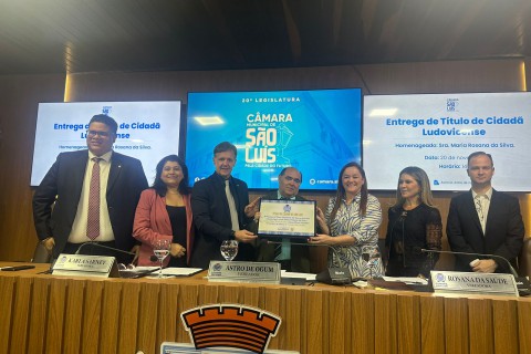 “Deus é único e está em todo lugar”, disse Astro de Ogum ao entregar título de cidadã à vereadora Rosana da Saúde.