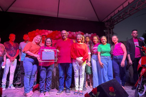 Paula Azevedo é homenageada com Título de Cidadã Luminense